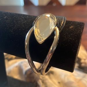 Pretty bangle with leather strap